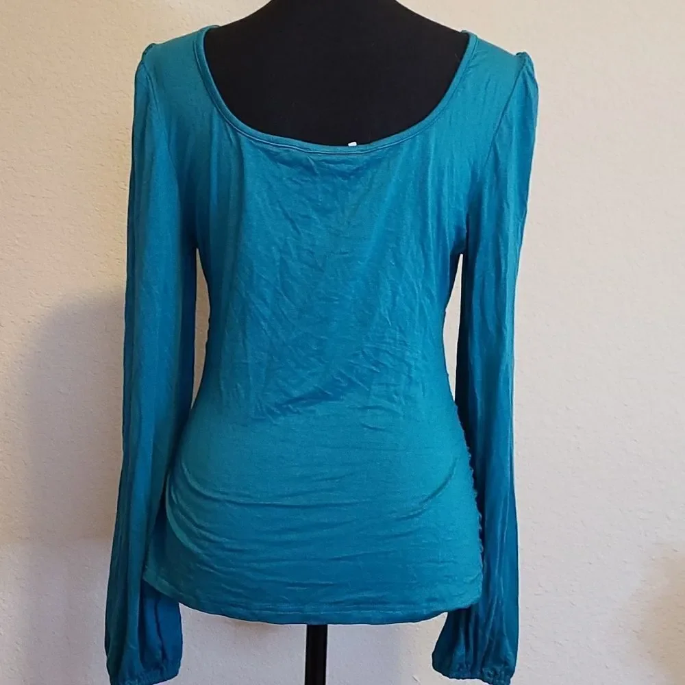 LIUMILAC Teal blue top looks a little more green in person